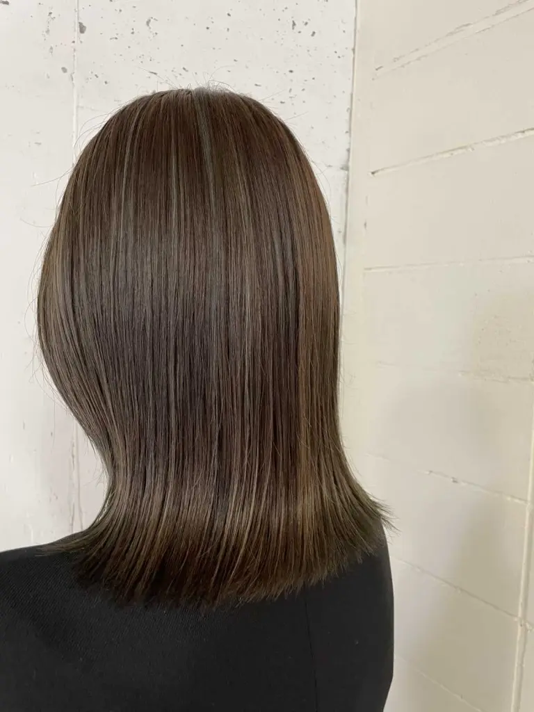 ミディアムヘア×アッシュベージュ