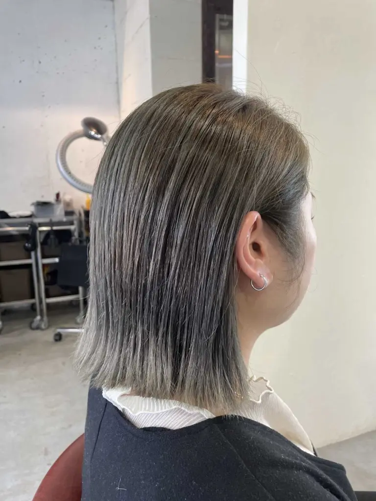 マットグレージュカラー×外ハネボブ