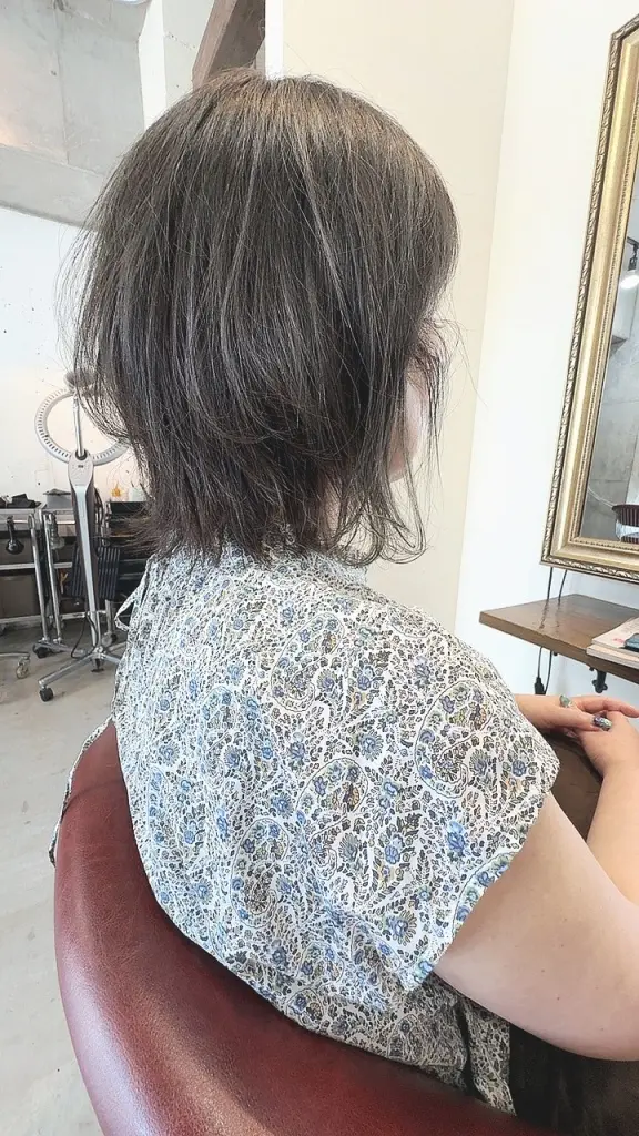 シルバーグレージュカラーと襟足がはねているボブヘア
