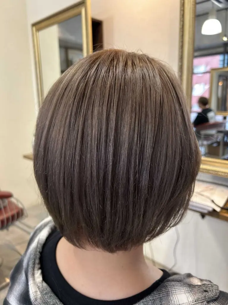 アッシュベージュ×ボブヘア