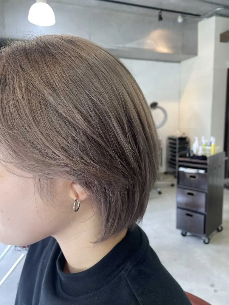 ベージュ×ショートスタイル