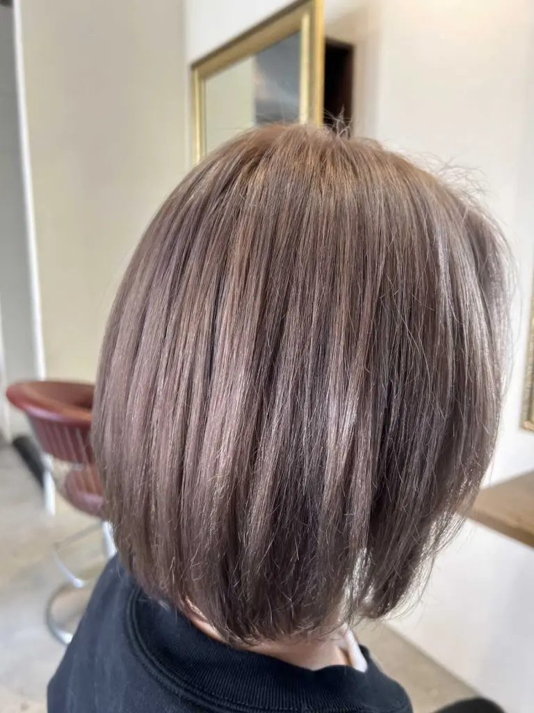 ミディアムボブ×ベージュ