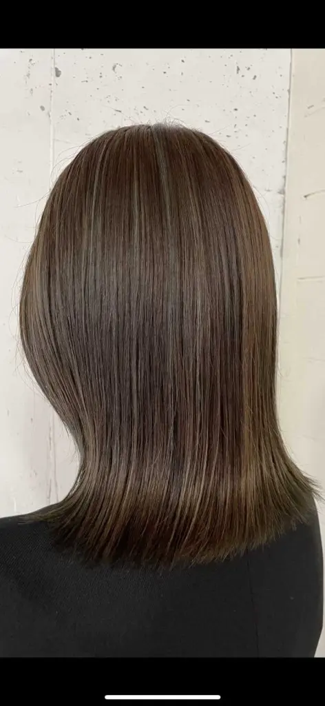 ハイライトベージュ×切りっぱなしミディアムヘア