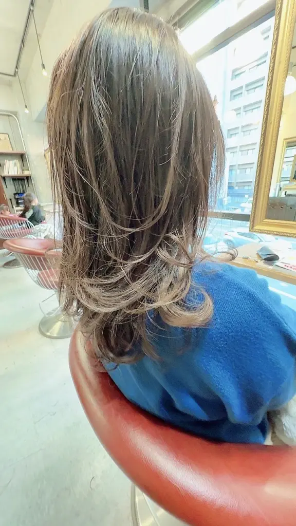 小顔似合わせカット＋ハイライトカラーレイヤーカット。