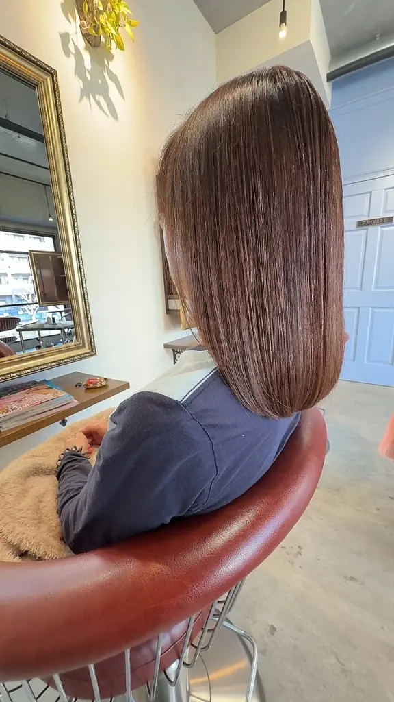 大人小顔似合わせロングボブヘア。