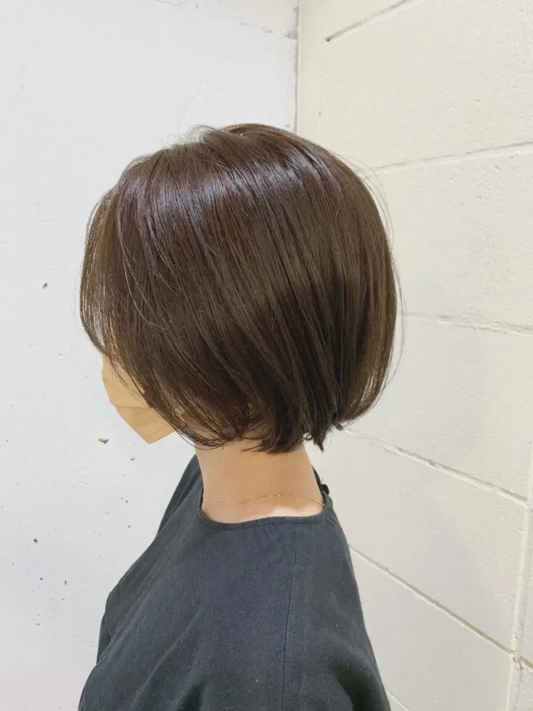 やわらかな質感のショートボブと透明感のあるカラー