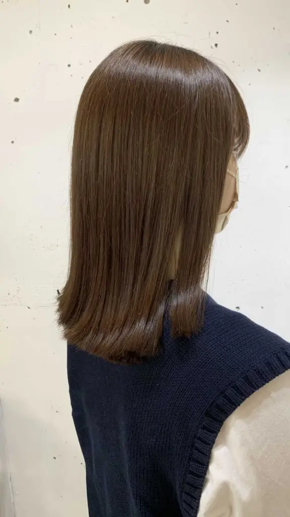 切りっぱなしミディアムヘア×ベージュカラー