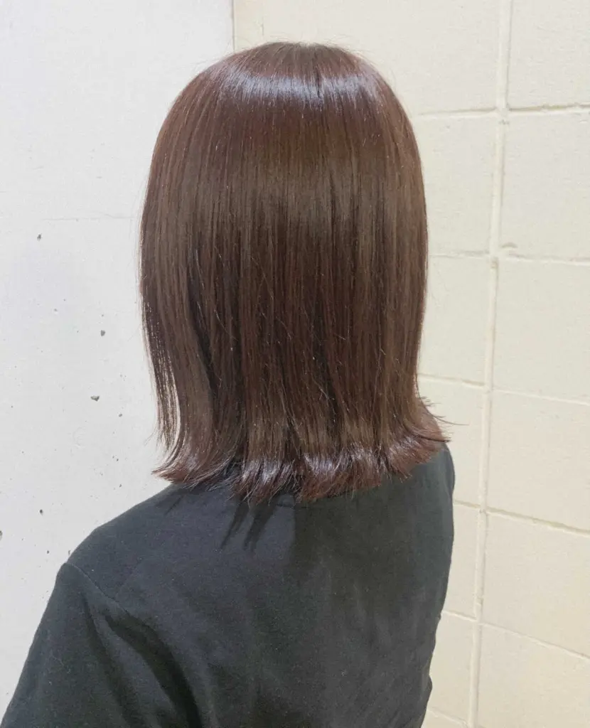 ぱつっとミディアム×ナチュラルレッドカラー