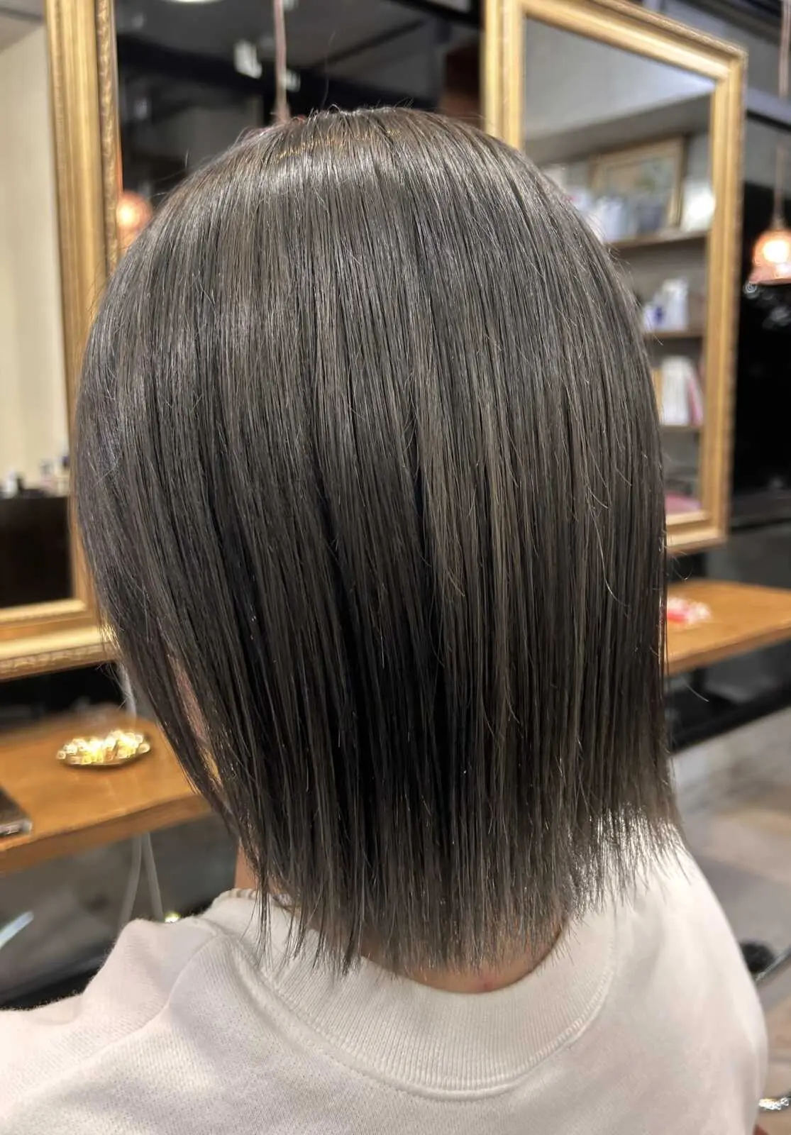 ダークグレージュ×切りっぱなしスタイル