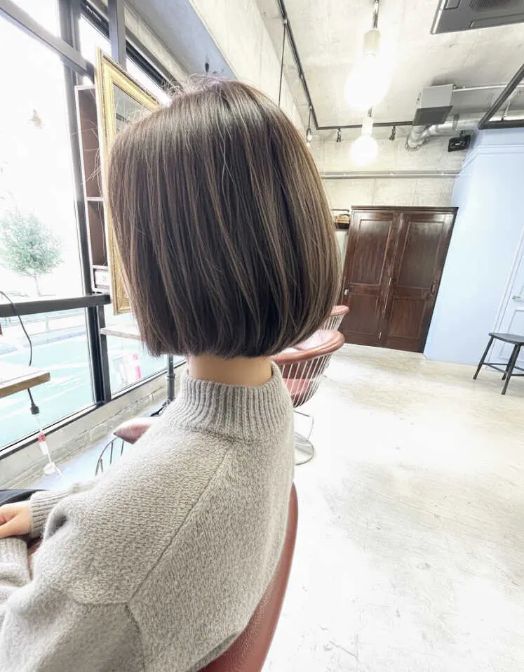 ミルクティーグレージュ　顎ラインボブ