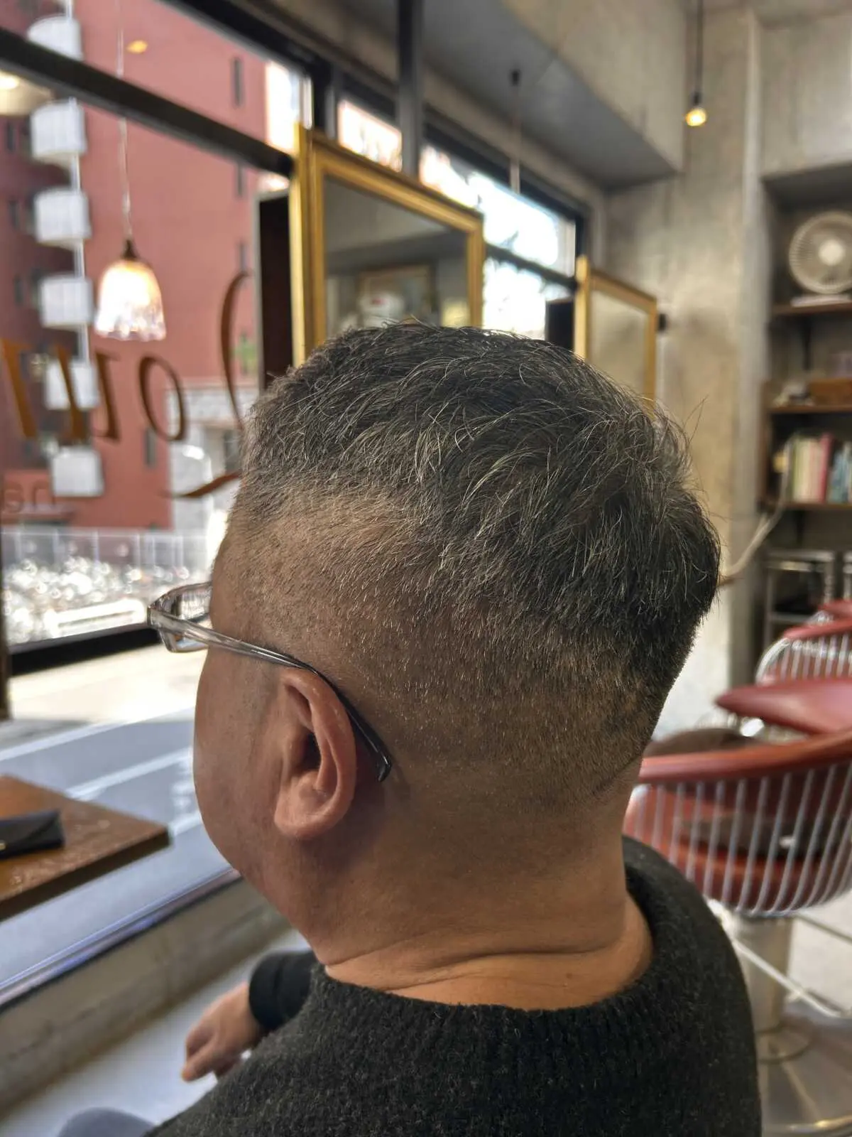 グレイを活かしたローベースフェード — 大人の上品なショートグラデ